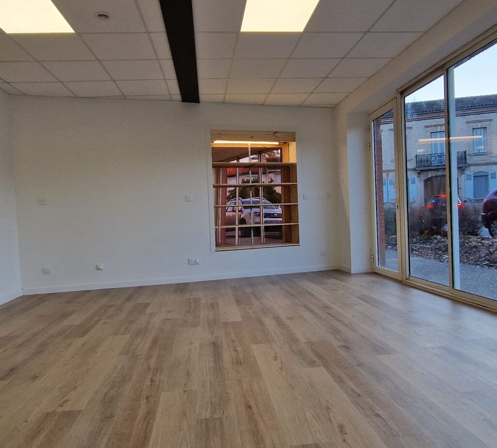 Local commercial / professionnel   60 m2   Emplacement strat