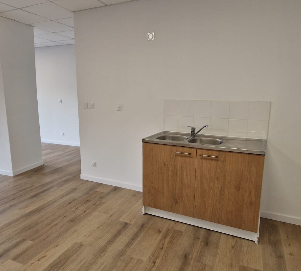 Local commercial / professionnel   60 m2   Emplacement strat