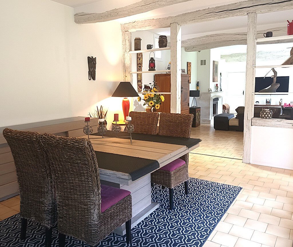 Belle maison familiale type longère avec dépendances.