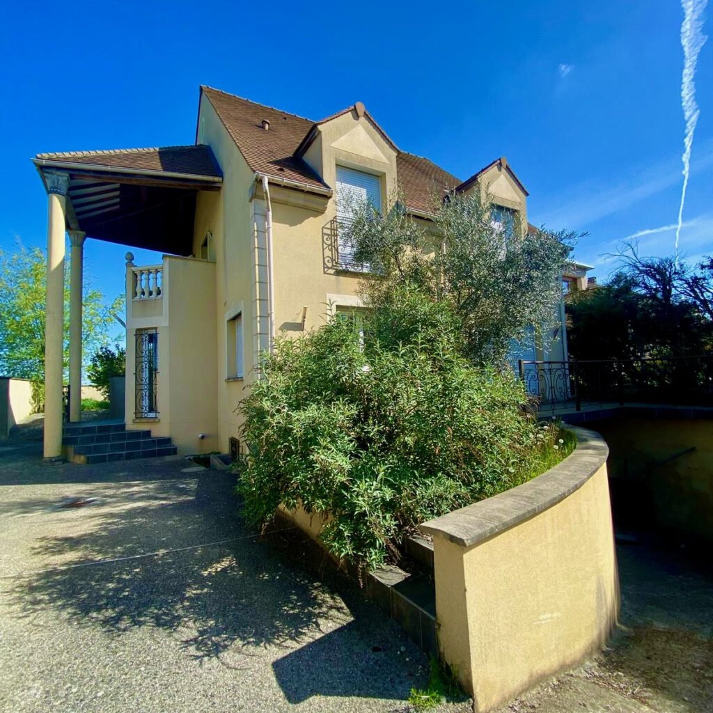 Spacieuse maison familiale avec grand séjour et jardin   Les