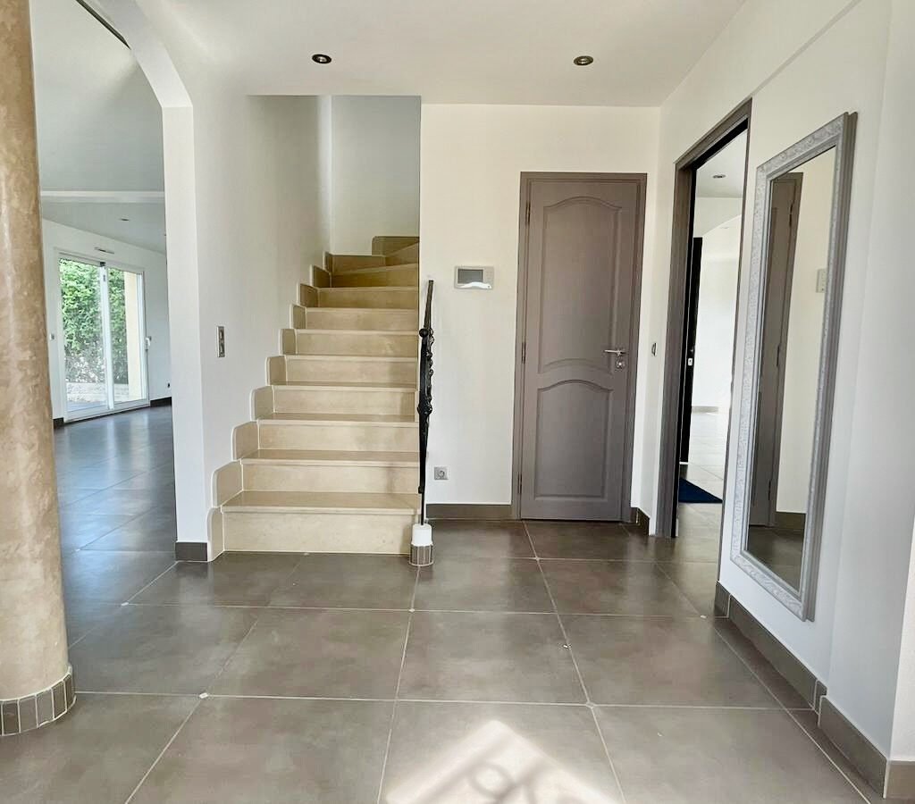 Spacieuse maison familiale avec grand séjour et jardin   Les