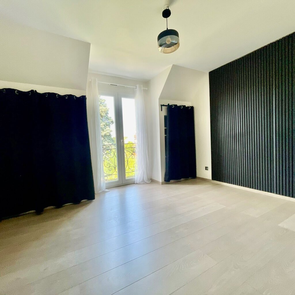 Spacieuse maison familiale avec grand séjour et jardin   Les