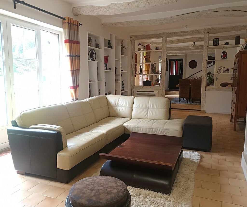 Belle maison familiale type longère avec dépendances.