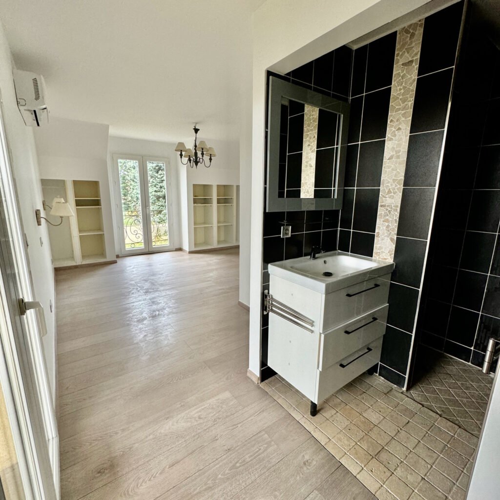 Spacieuse maison familiale avec grand séjour et jardin   Les