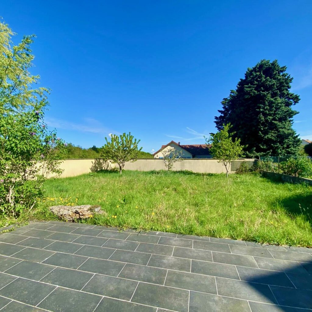 Spacieuse maison familiale avec grand séjour et jardin   Les