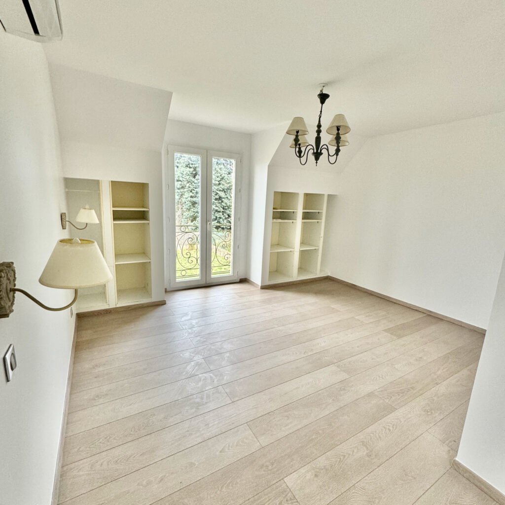 Spacieuse maison familiale avec grand séjour et jardin   Les
