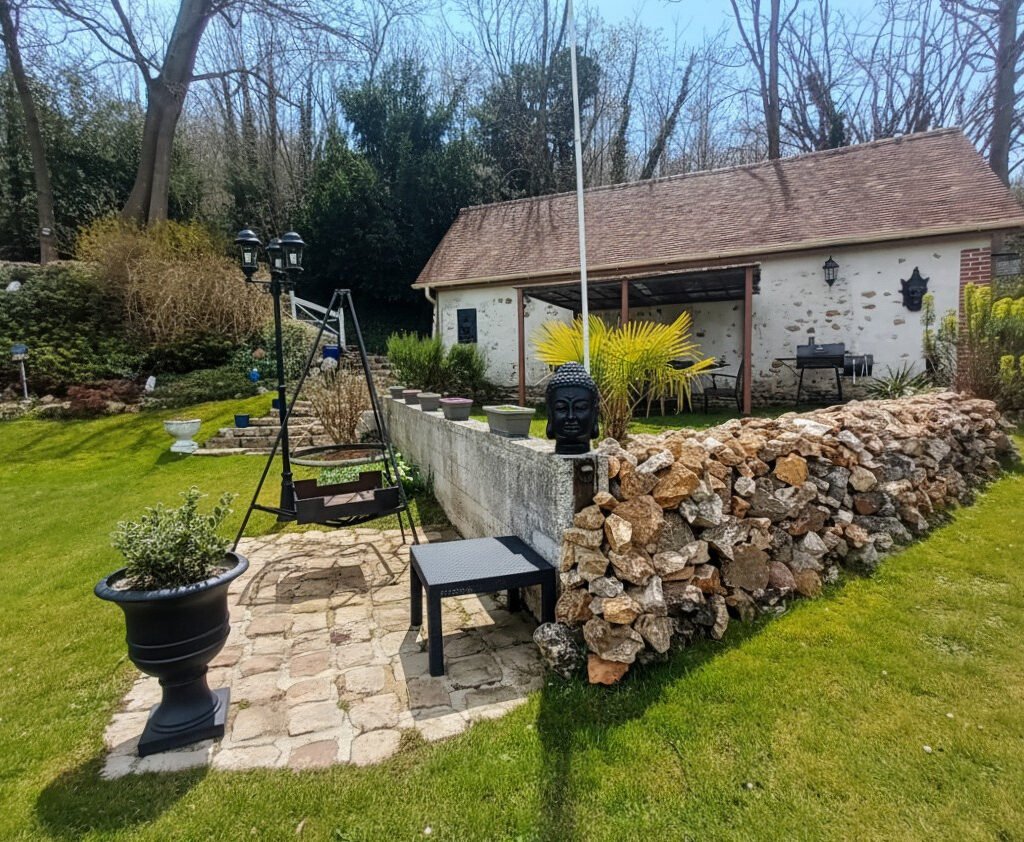 Belle maison familiale type longère avec dépendances.