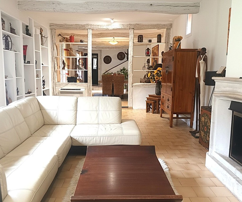 Belle maison familiale type longère avec dépendances.