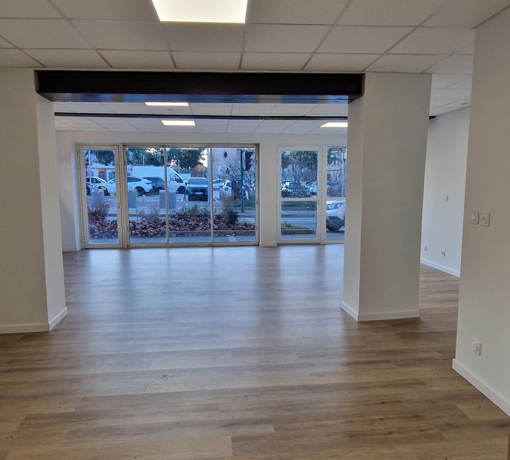 Local commercial / professionnel   60 m2   Emplacement strat