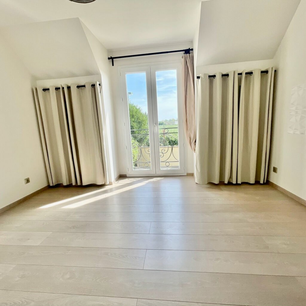 Spacieuse maison familiale avec grand séjour et jardin   Les