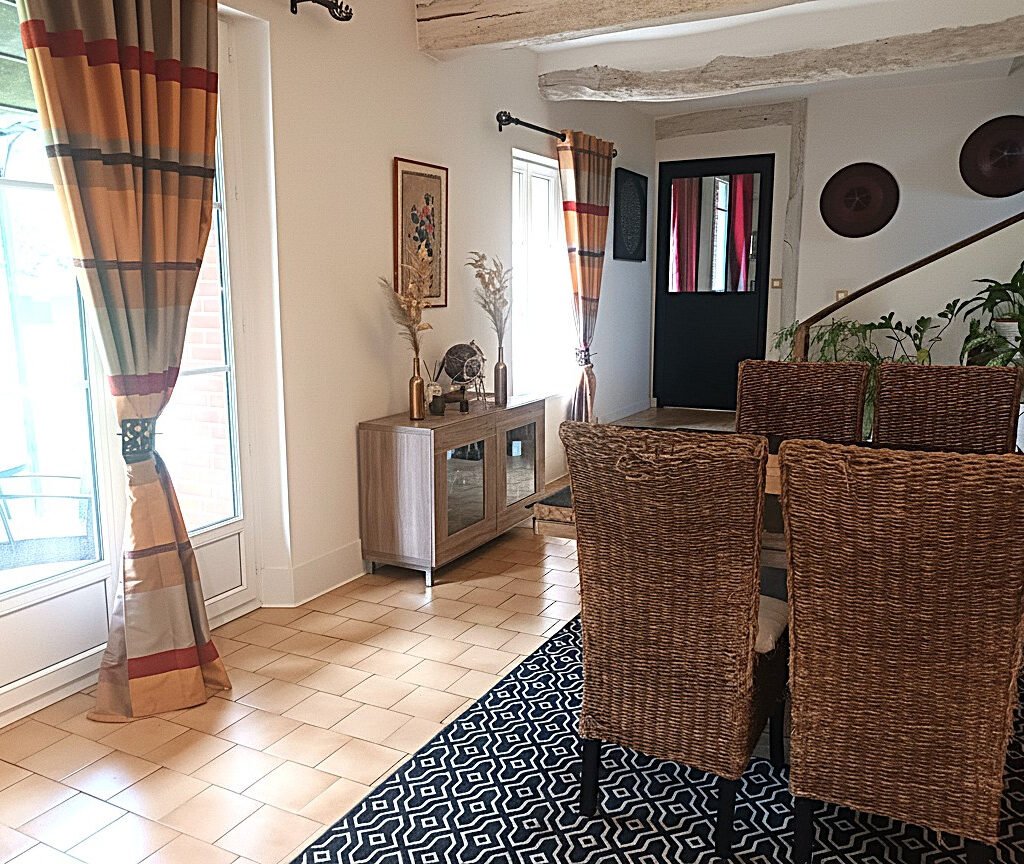 Belle maison familiale type longère avec dépendances.