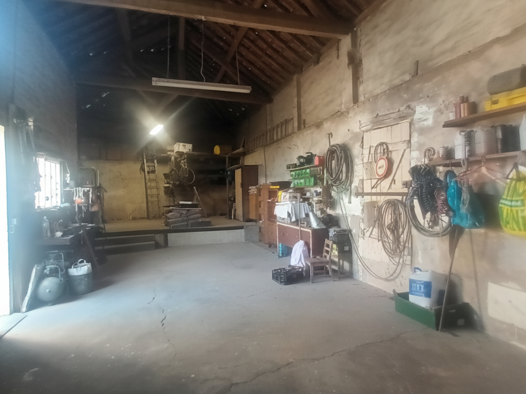Maison avec grand terrain et très grand hangar Secteur Dreux