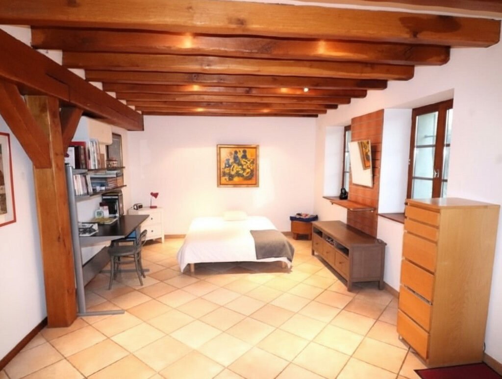 Belle maison familiale type longère avec dépendances.