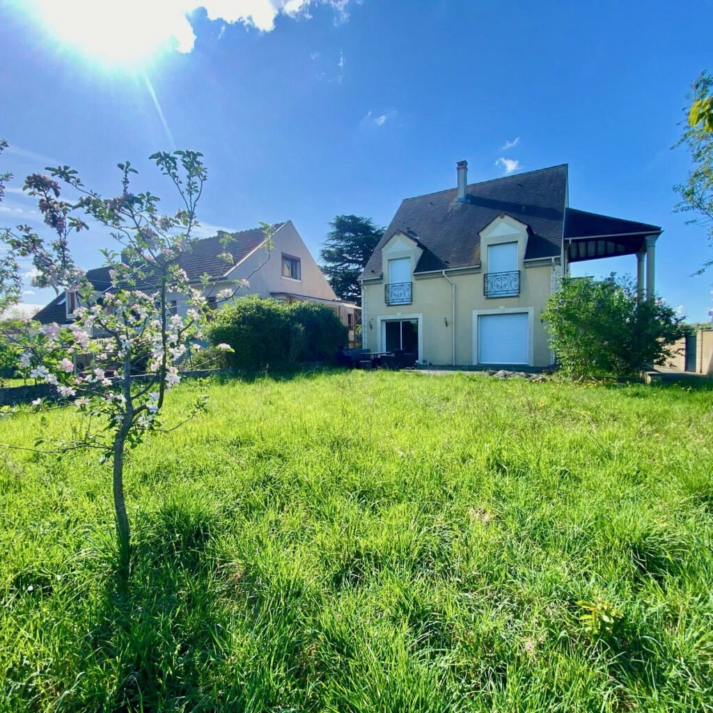Spacieuse maison familiale avec grand séjour et jardin   Les