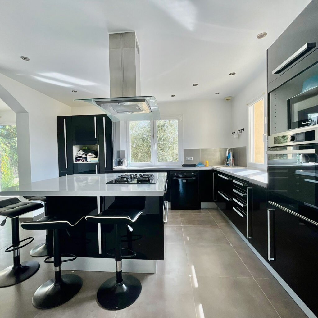 Spacieuse maison familiale avec grand séjour et jardin   Les