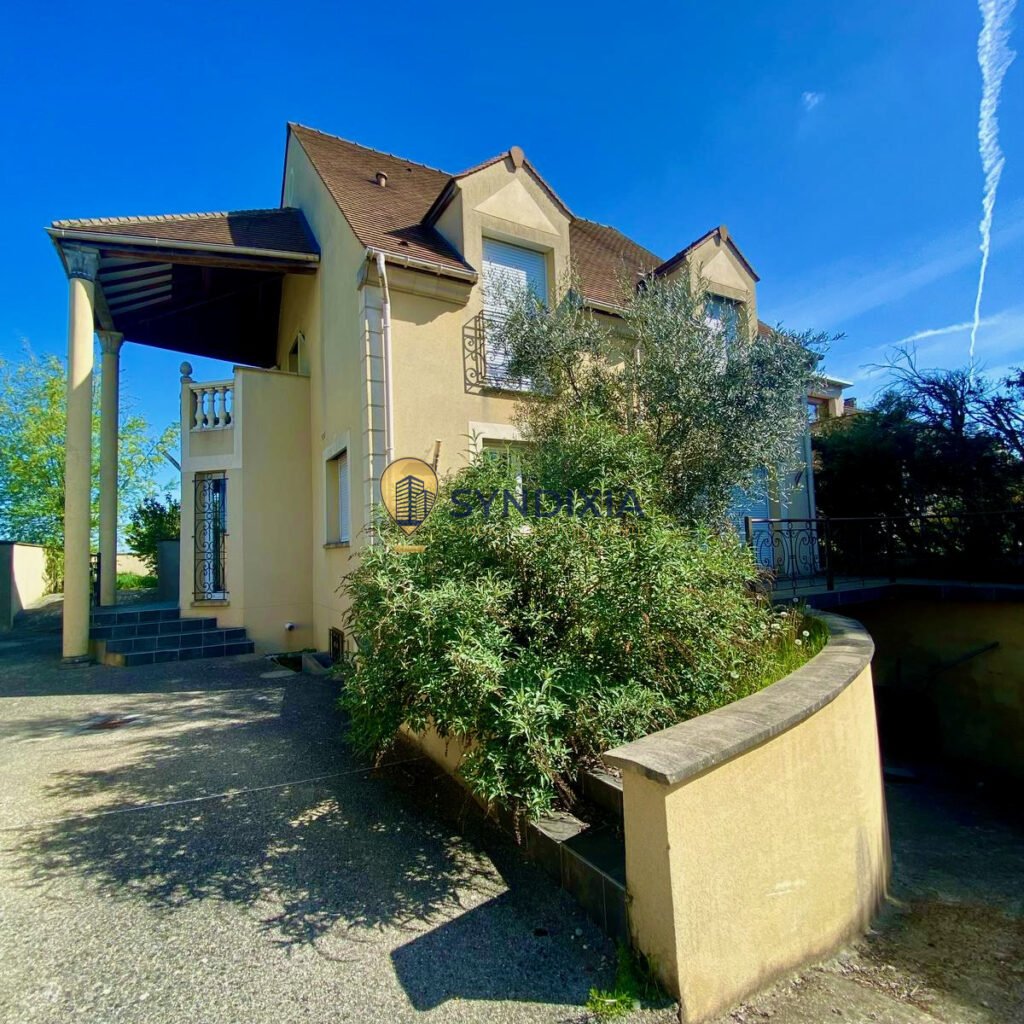 À louer à Plaisir   Maison avec accès immédiat N12 et belle